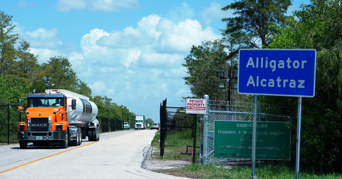 Imagen para el artículo: Florida traslada a todos los detenidos del polémico centro migratorio “Alligator Alcatraz” por la temporada de huracanes en los Everglades