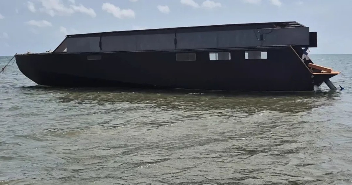 Imagen para el artículo: Un joven finlandés construyó un barco solar en un cobertizo y recorrió 5.000 kilómetros hasta Ibiza sin repostar una sola vez