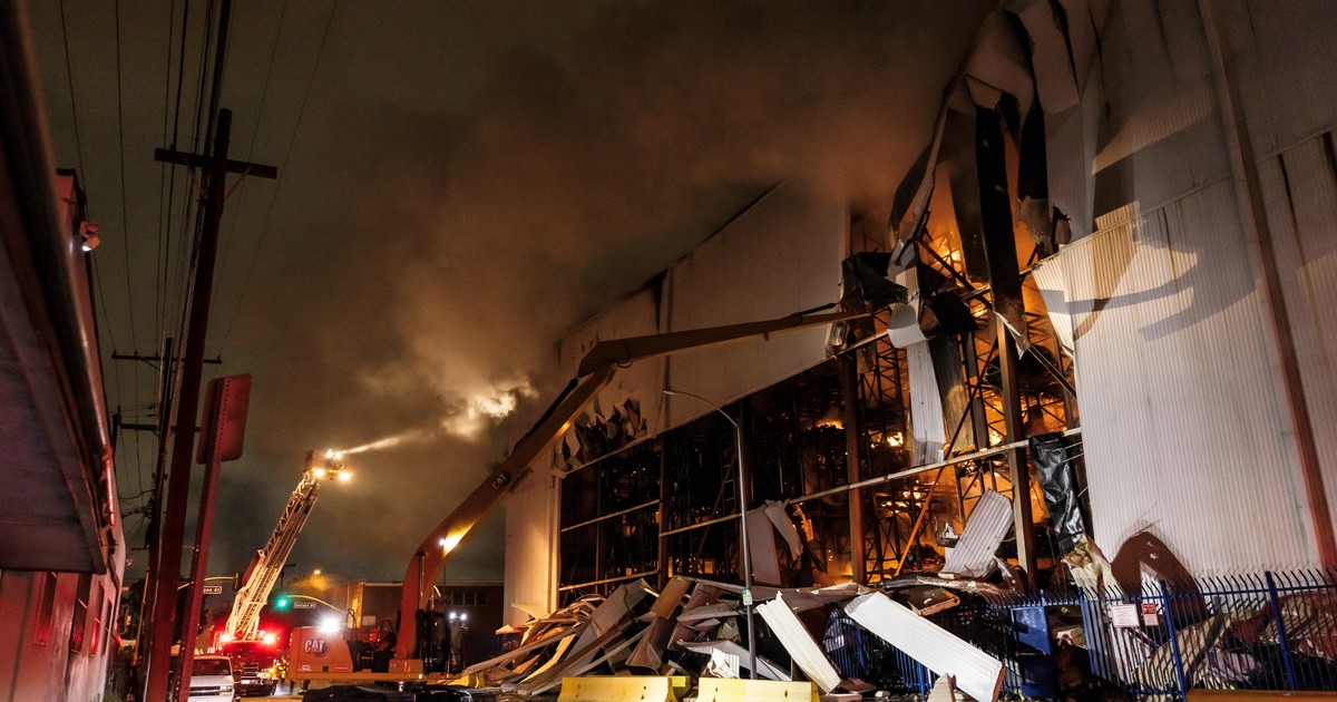 Imagen para el artículo: Gavin Newsom declaró el estado de emergencia en Los Ángeles por un incendio que lleva días fuera de control y mantiene en alerta a miles de vecinos