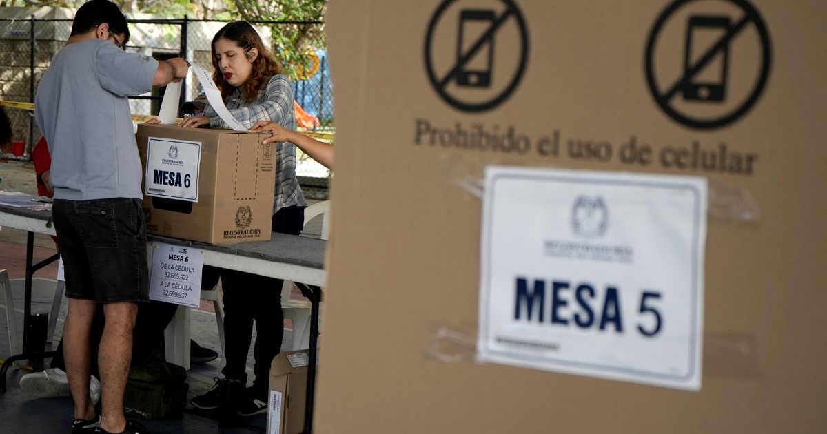 Imagen para el artículo: Se abrieron las urnas en Colombia y el país elige presidente entre dos modelos opuestos