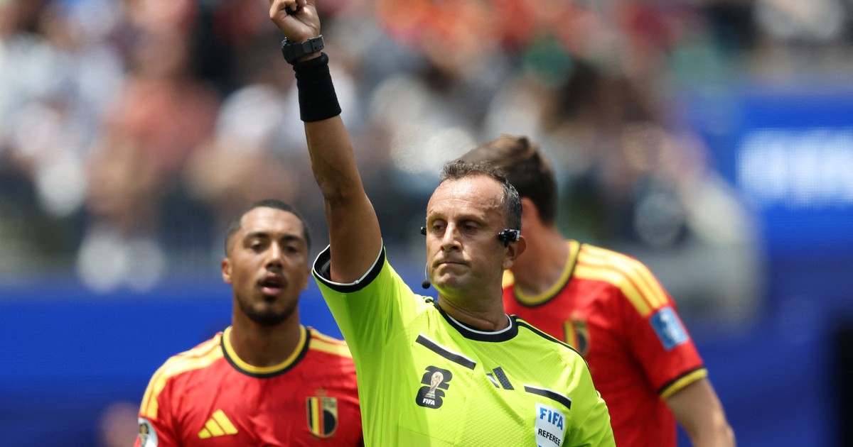 Imagen para el artículo: Darío Herrera y un buen debut mundialista: acertó en la expulsión, aplicó la ley de los ocho segundos y no tuvo sobresaltos