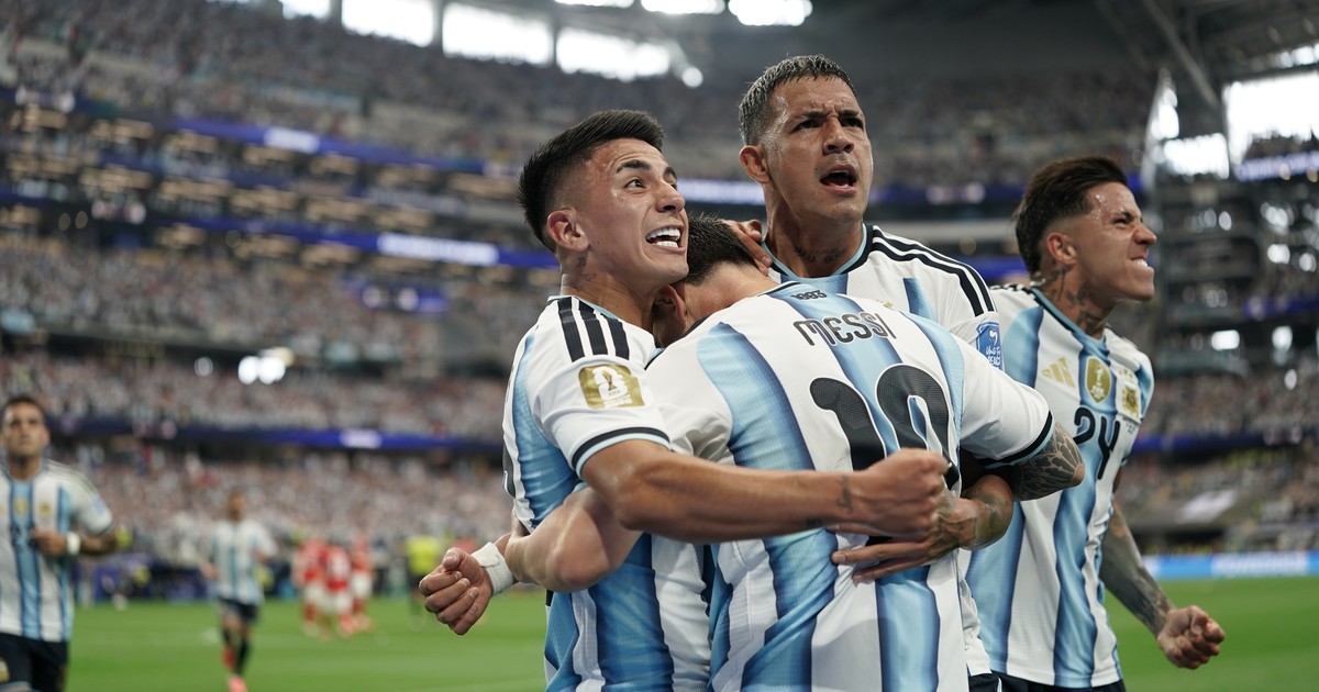 Imagen para el artículo: Facundo Medina, el "Jordi Alba" de Villa Fiorito que se ganó un lugar en la Scaloneta y conquistó a Messi: "Mi gol fue todo de él"