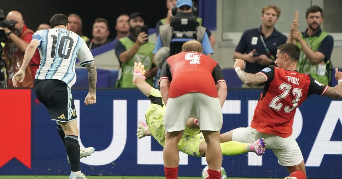 Imagen para el artículo: Messi inoxidable: así fue el segundo gol ante Austria que lo aleja en la carrera como el máximo goleador de la historia de los Mundiales