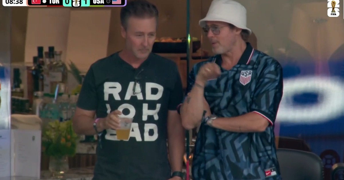 Imagen para el artículo: Estados Unidos se convirtió en "El club de la pelea": Edward Norton y Brad Pitt estuvieron juntos en la platea en el duelo ante Turquía