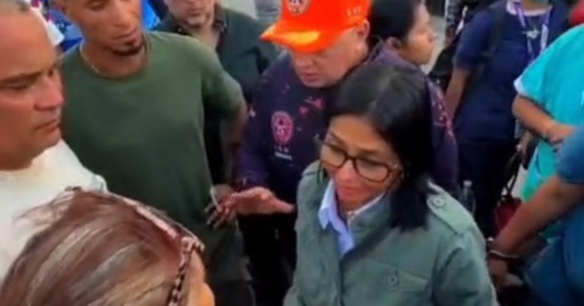 Imagen para el artículo: Delcy Rodríguez visitó La Guaira, el epicentro de la devastación de los terremotos