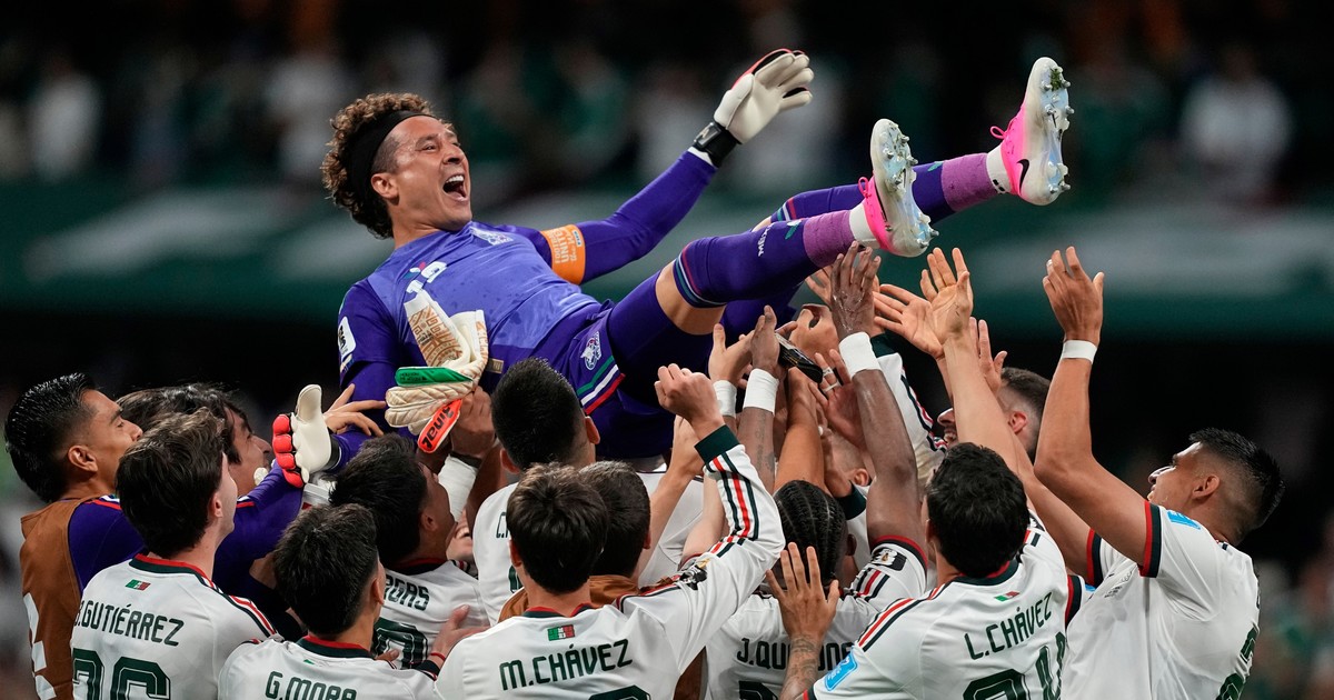 Imagen para el artículo: Guillermo Ochoa entró en el triunfo de México, disputó su sexto Mundial y es récord como Messi y Cristiano Ronaldo