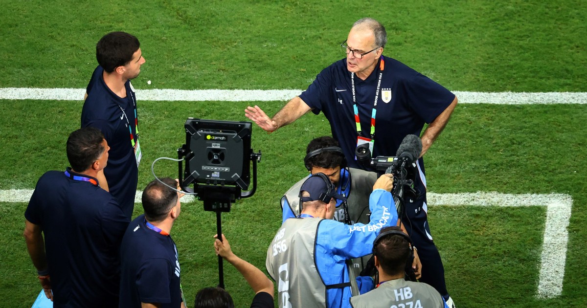 Imagen para el artículo: Marcelo Bielsa, enojado en el campo de juego tras la dura eliminación y resignado en conferencia: "No le dejo nada al fútbol uruguayo"