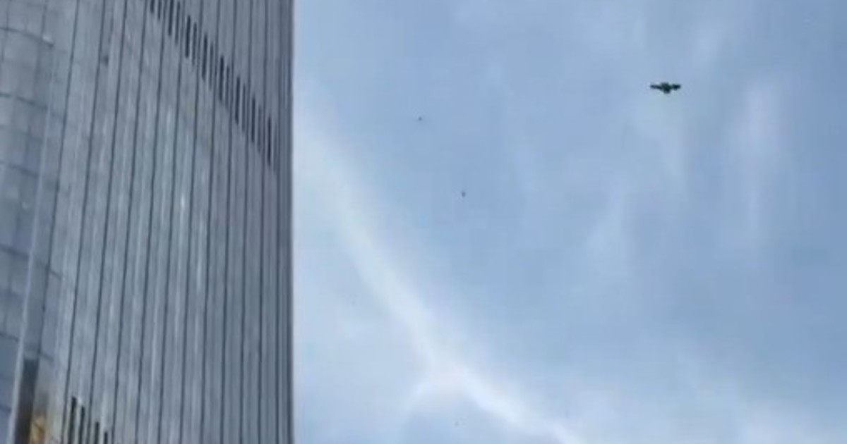 Imagen para el artículo: Pánico en Pekín: se estrelló una avioneta contra el edificio más alto de la capital china
