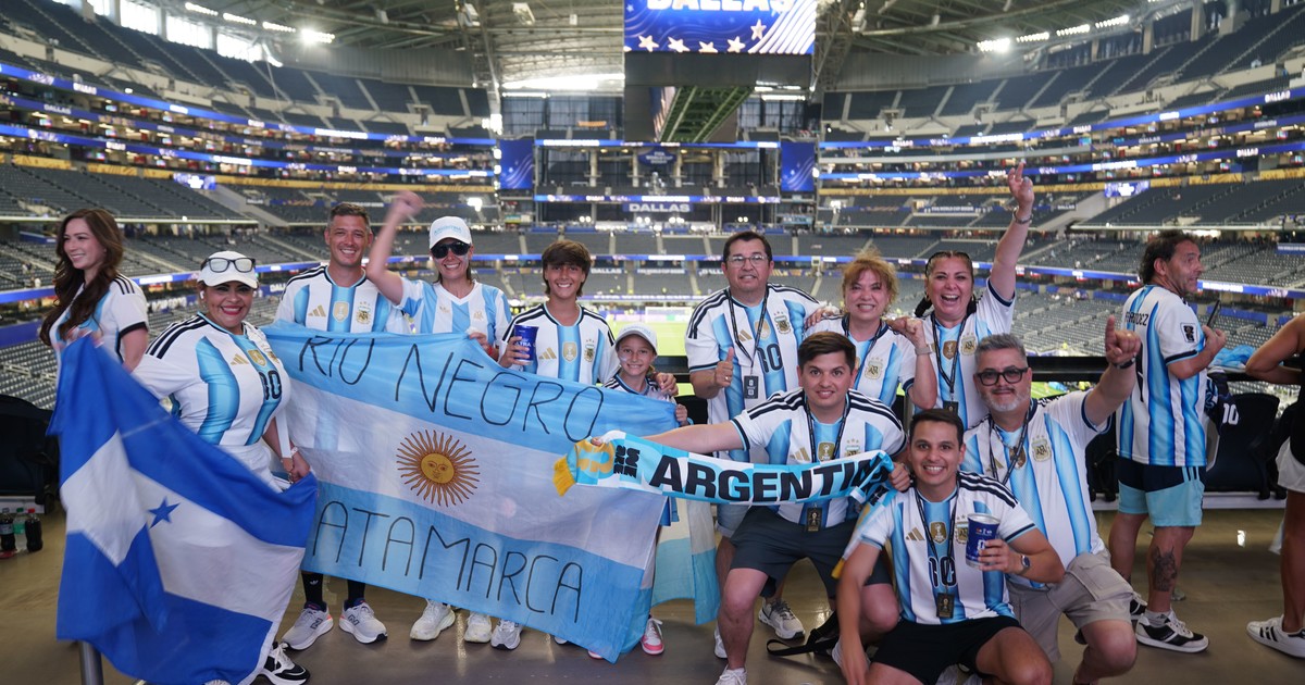 Imagen para el artículo: Dallas tuvo un clima distinto: miles de argentinos, pero más relajados y con la misión de conseguir entradas para el partido en Miami