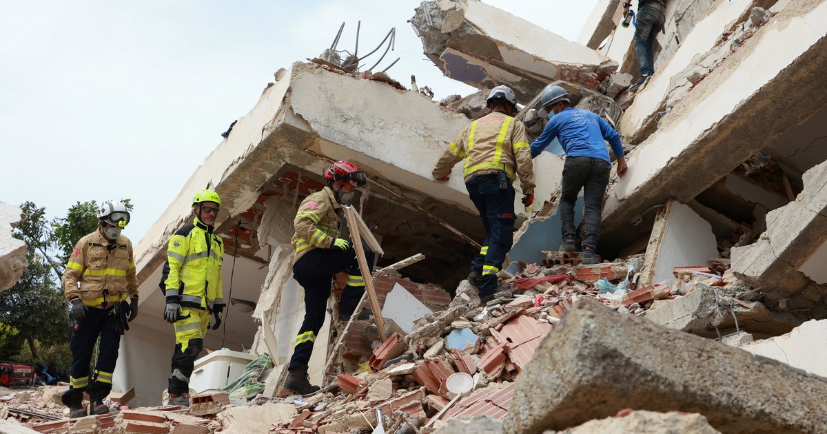 Imagen para el artículo: Cuánto tiempo puede sobrevivir una persona bajo escombros tras un terremoto: la carrera contra el tiempo de los rescatistas