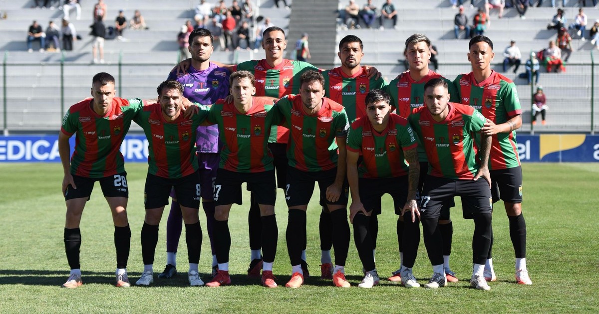 Imagen para el artículo: Hinchas solidarios: el plantel no cobró a tiempo, pero ellos acercaron canastas de comida