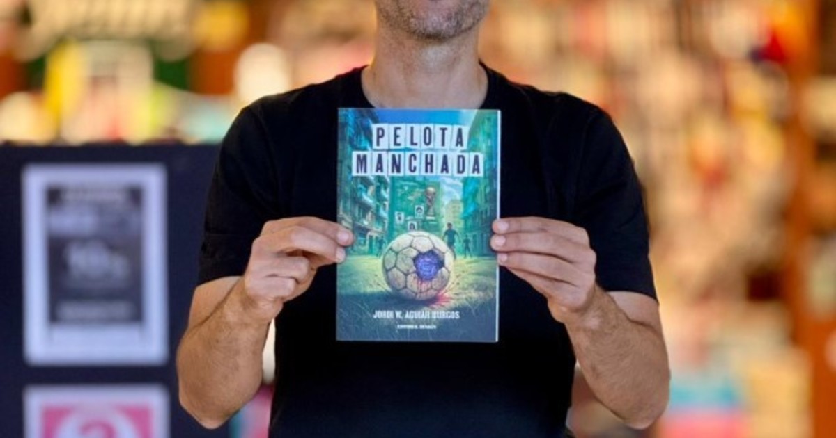 Imagen para el artículo: "Pelota Manchada", la novela que une fútbol, poder y tecnología y prepara su desembarco en España