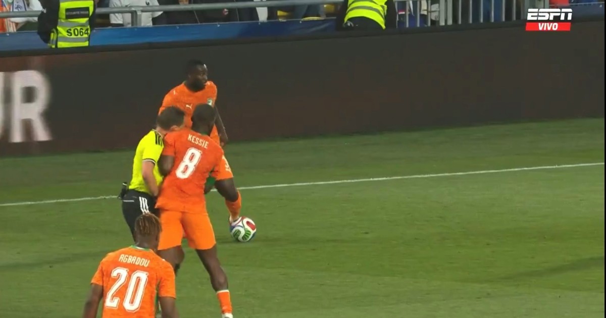 Imagen para el artículo: ¡Se llevó puesto al árbitro! El insólito foul de un jugador en Francia vs. Costa de Marfil