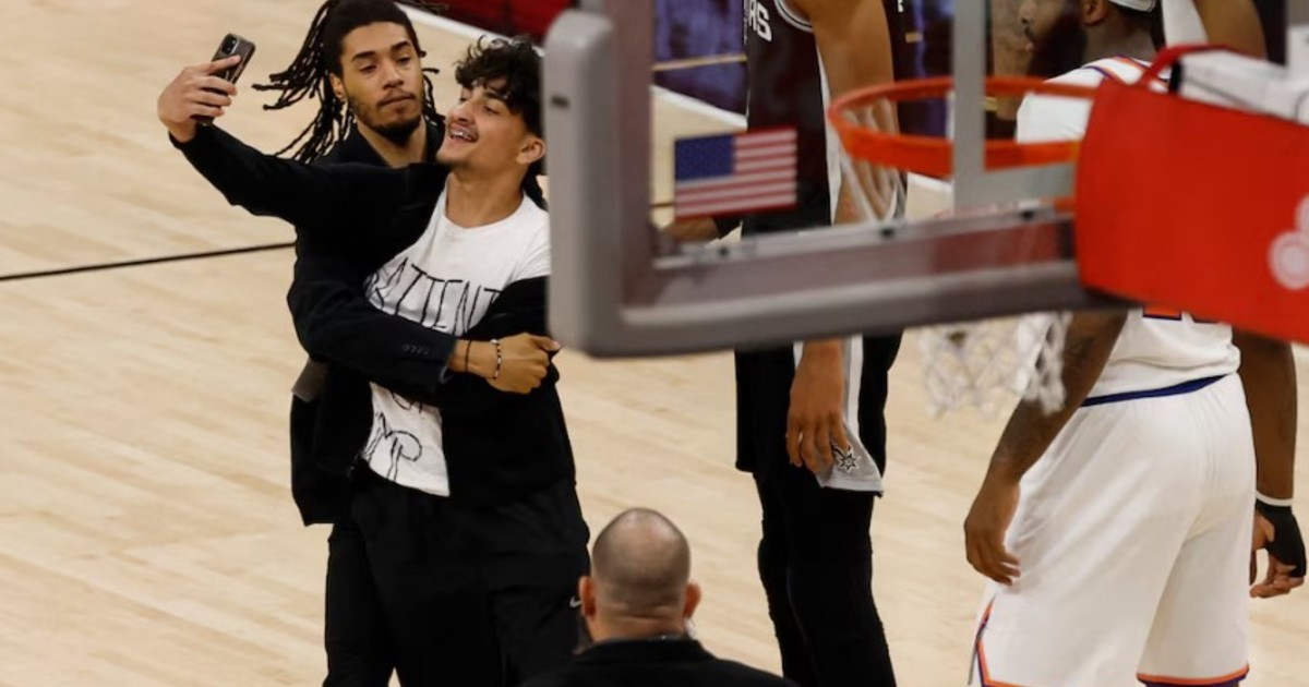 Imagen para el artículo: Invadieron la cancha para una selfie con Wembanyama y los expulsaron de por vida de la NBA