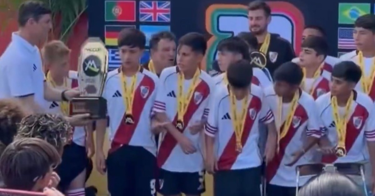Imagen para el artículo: El nuevo título que ganaron los pibes de River y qué histórico de la Selección entregó el trofeo