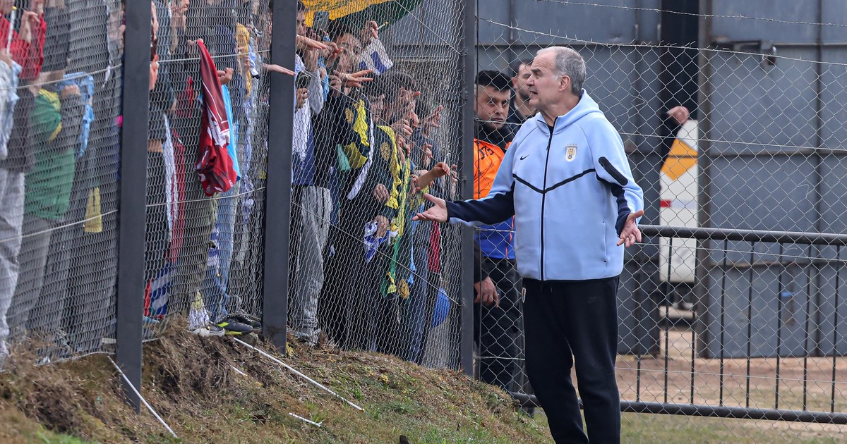 Imagen para el artículo: LOS NIÑOS ENCIMA DE BIELSA EN LA DESPEDIDA DE URUGUAY