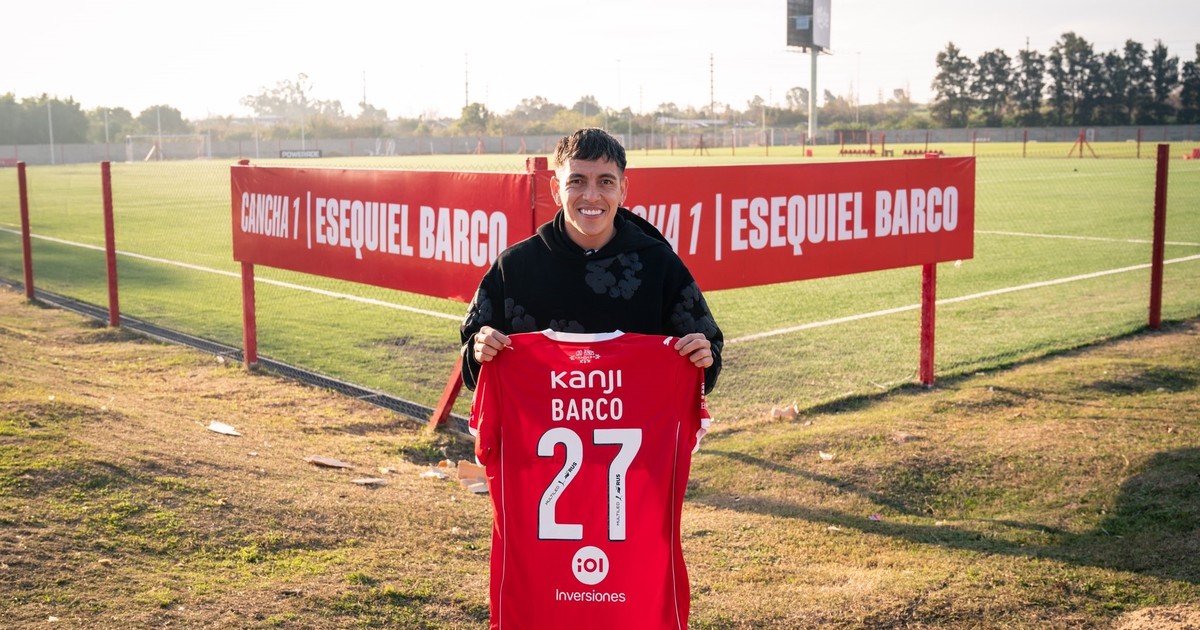 Imagen para el artículo: Esequiel Barco posó con la camiseta de Independiente en medio del interés del club por su regreso