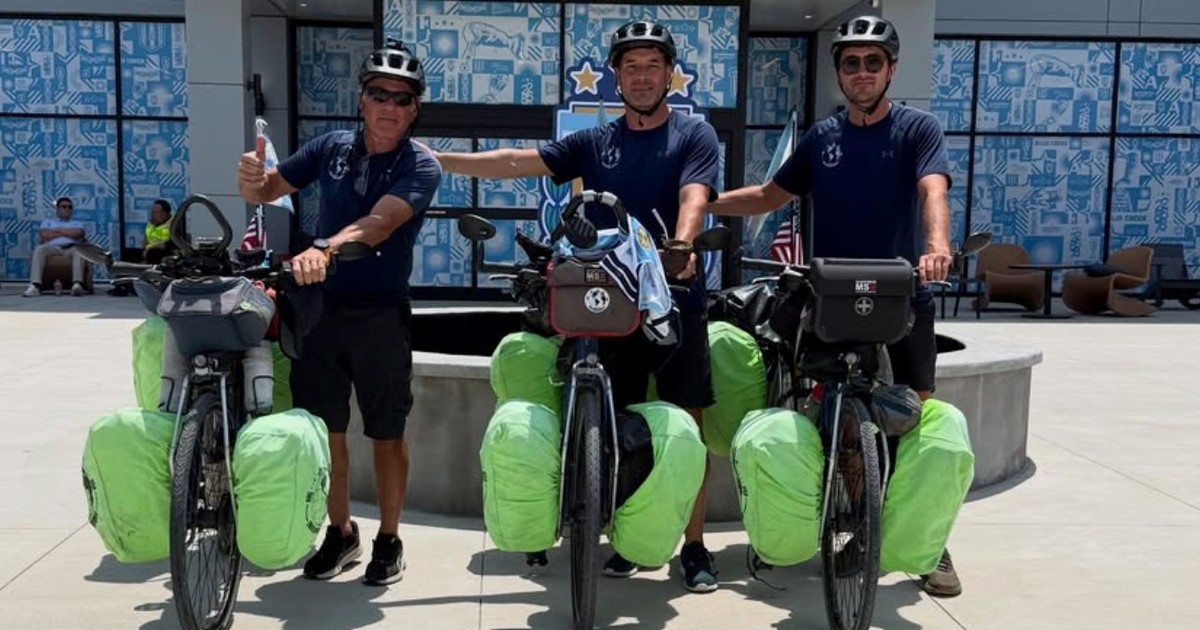 Imagen para el artículo: Premio Mundial para los tres ciclistas que pedalearon desde Gualeguaychú a Estados Unidos: les regalaron entradas para el debut de la Selección