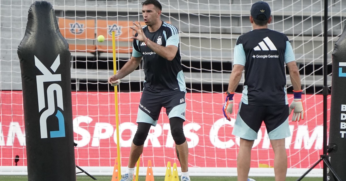 Imagen para el artículo: Las buenas señales de Dibu Martínez: ejercicios con pelota de tenis y fútbol entre mano y mano