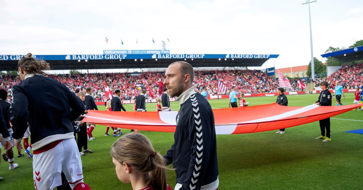 Imagen para el artículo: El mensaje de Eriksen después de su colapso en pleno partido: "Estoy bien" y "fue diferente a lo de 2021"