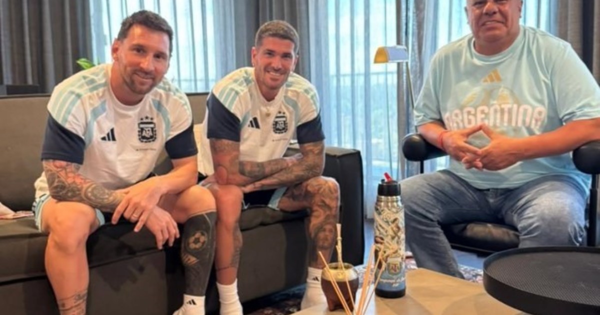 Imagen para el artículo: Messi, De Paul y Chiqui Tapia: la vuelta de la foto cábala