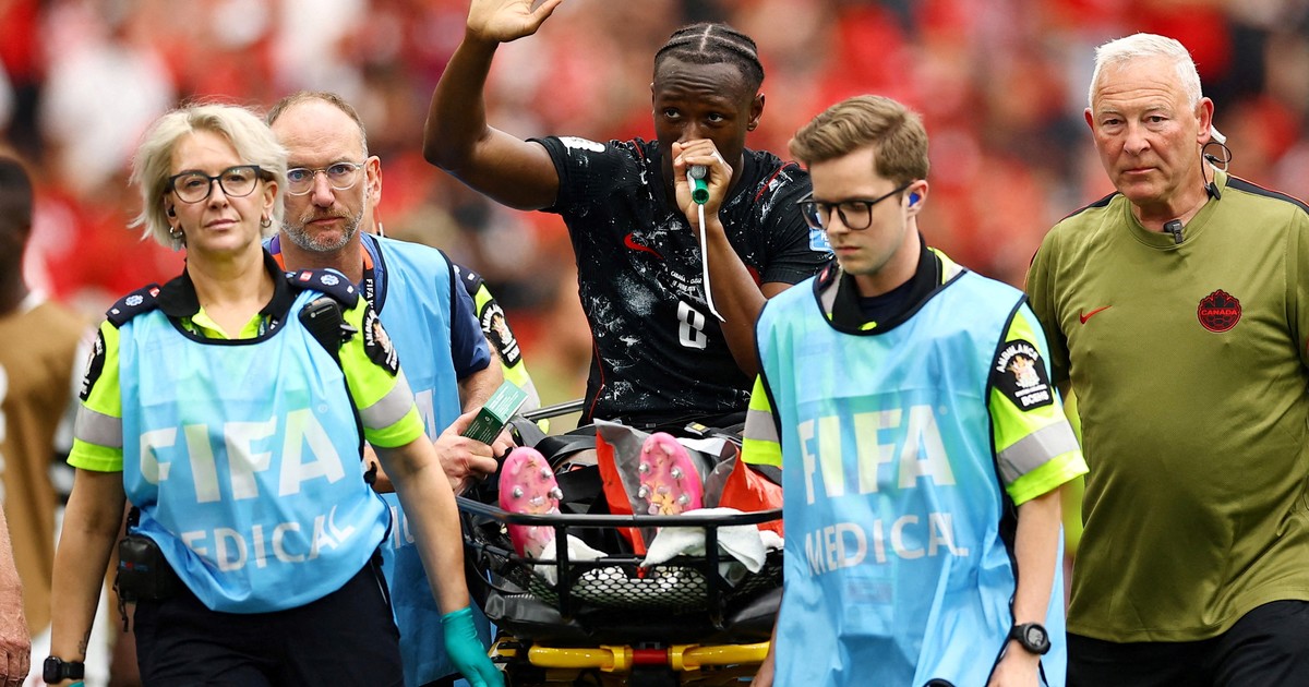 Imagen para el artículo: La primera gran lesión del Mundial: el diagnóstico de Koné, su mensaje en redes y ¿qué le dieron al salir en camilla?