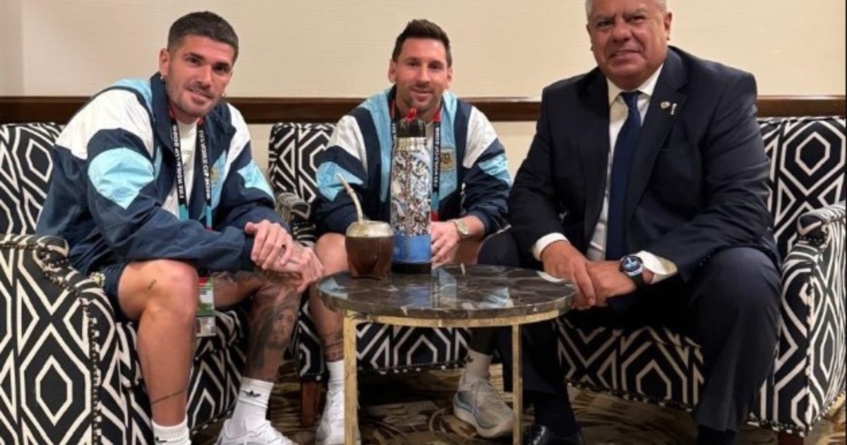 Imagen para el artículo: Otra vez la foto cábala: Messi, De Paul, Tapia y el mate