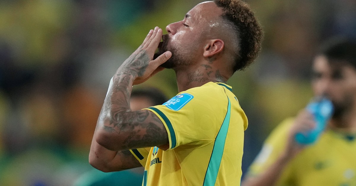 Imagen para el artículo: Neymar: lágrimas en el vestuario, mensaje a su amigo Messi y "podría jugar 200 minutos"