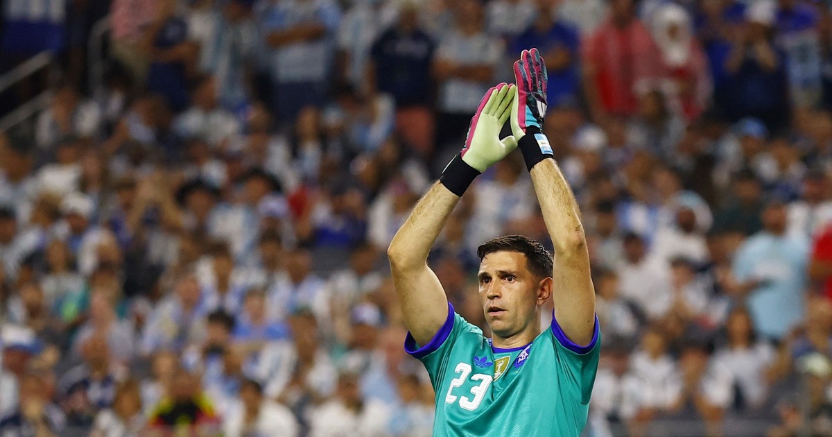 Imagen para el artículo: Video: Dibu Martínez ordenó una "segunda barrera" antes del gol de Gio Lo Celso y se volvió viral