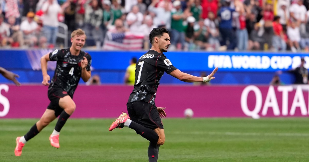 Imagen para el artículo: Video: el gol en tiempo de descuento que puso a Canadá en octavos de final
