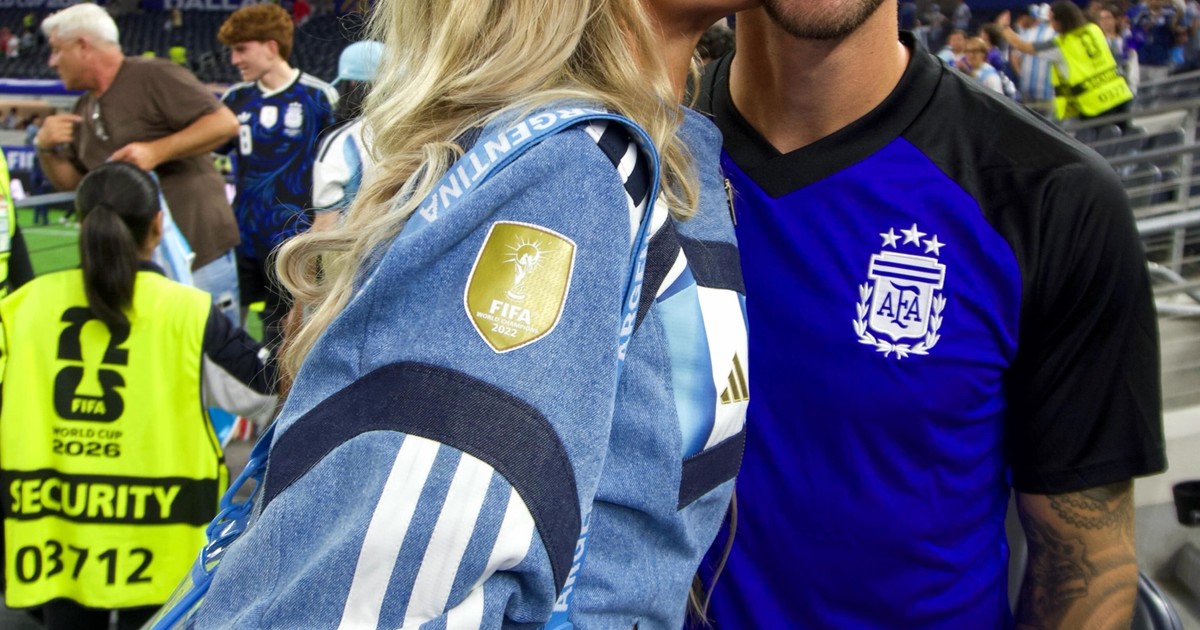 Imagen para el artículo: La novia de Senesi compartió cómo vivió el debut de su pareja: un look llamativo y el gracioso comentario por una patada al defensor
