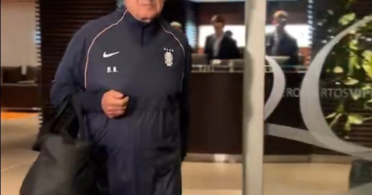 Imagen para el artículo: Bielsa: el video de su llegada a Uruguay y ¿qué dijo la periodista a la que le gritó?